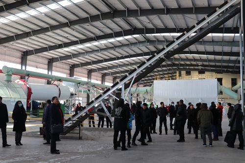 筑夢峰會核心客戶參觀通四方農(nóng)科高塔車間產(chǎn)品篩分工段 筑夢峰會核心客戶參觀通四方農(nóng)科高塔車間產(chǎn)品篩分工段